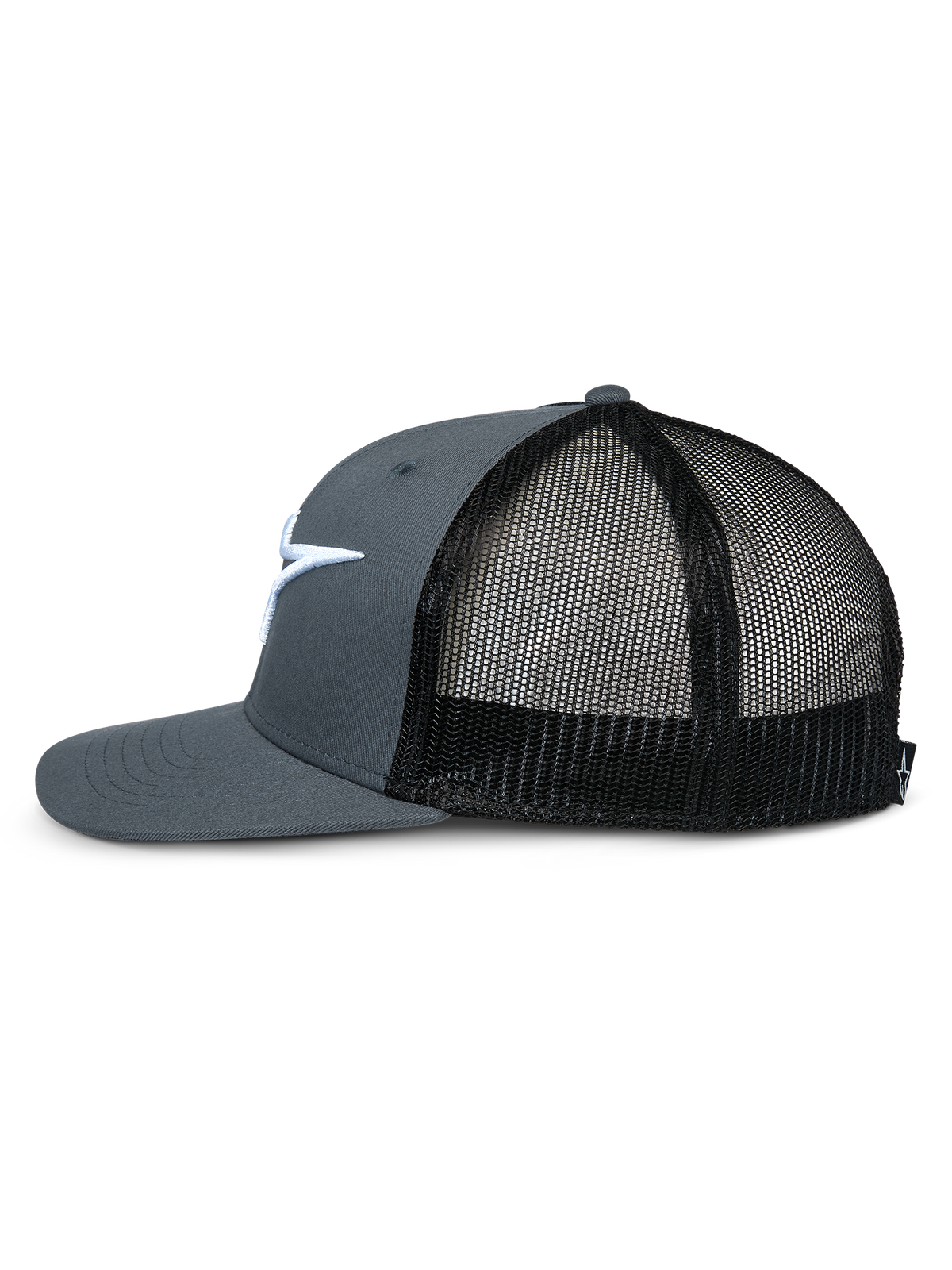 Alpinestars Corp Trucker, cappello trucker, grigio e nero, vista laterale del profilo con visiera piatta, corona grigia strutturata, pannelli posteriori in rete nera e logo ricamato bianco, copricapo casual ispirato al motorsport