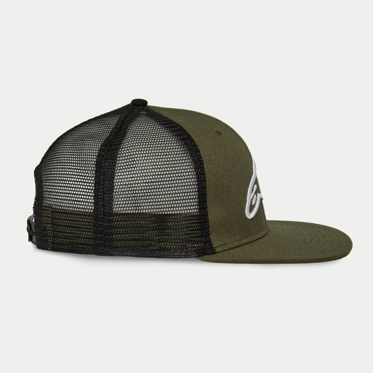 Alpinestars Corp Trucker Hat, Military Black, vista di profilo laterale, cappellino trucker a tesa piatta, corona strutturata verde oliva con logo bianco ricamato in 3D, pannelli posteriori in mesh nera, chiusura snapback regolabile