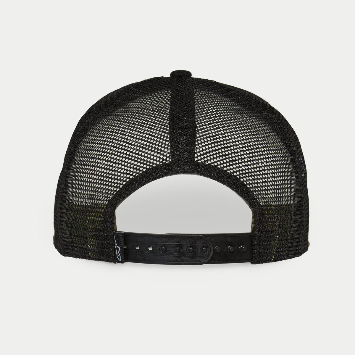Alpinestars Corp Trucker Hat, nero militare, vista posteriore che mostra i pannelli in mesh nero e la chiusura snapback regolabile, piccola etichetta con logo in tessuto, copricapo casual ispirato al motorsport