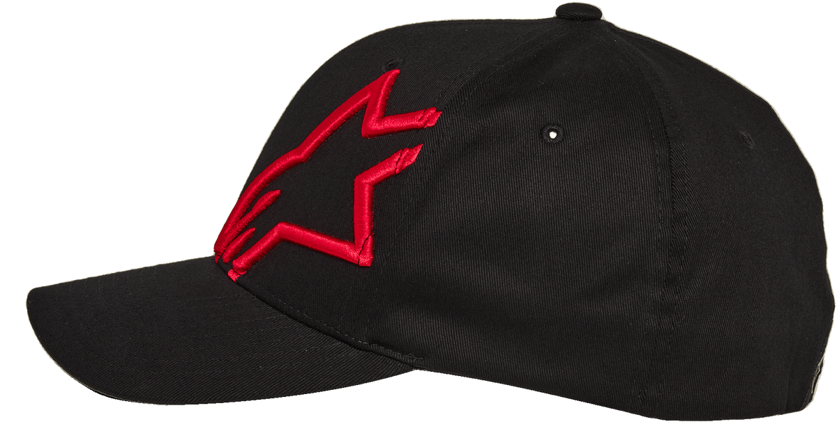 Cappello Alpinestars Corp Shift 2 Curved Brim, nero con logo a stella ricamato in rosso, profilo laterale, berretto da baseball Flexfit con visiera curva, abbigliamento sportivo casual motorsport