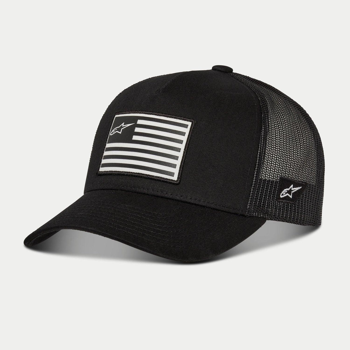 Cappello Snapback Alpinestars Flag, nero, berretto da baseball con retro in rete nera e visiera curva, patch frontale stampata a bandiera con logo Alpinestars, logo ricamato lateralmente, accessorio casual ispirato al motorsport