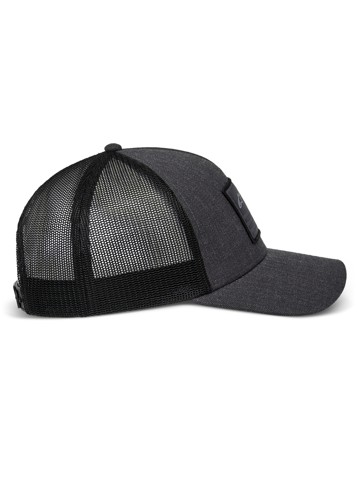 Cappello Alpinestars Flag Snapback in Charcoal Heather Black, vista laterale che mostra la visiera curva, il pannello frontale strutturato in twill con patch merrow e il retro in rete di poliestere traspirante.