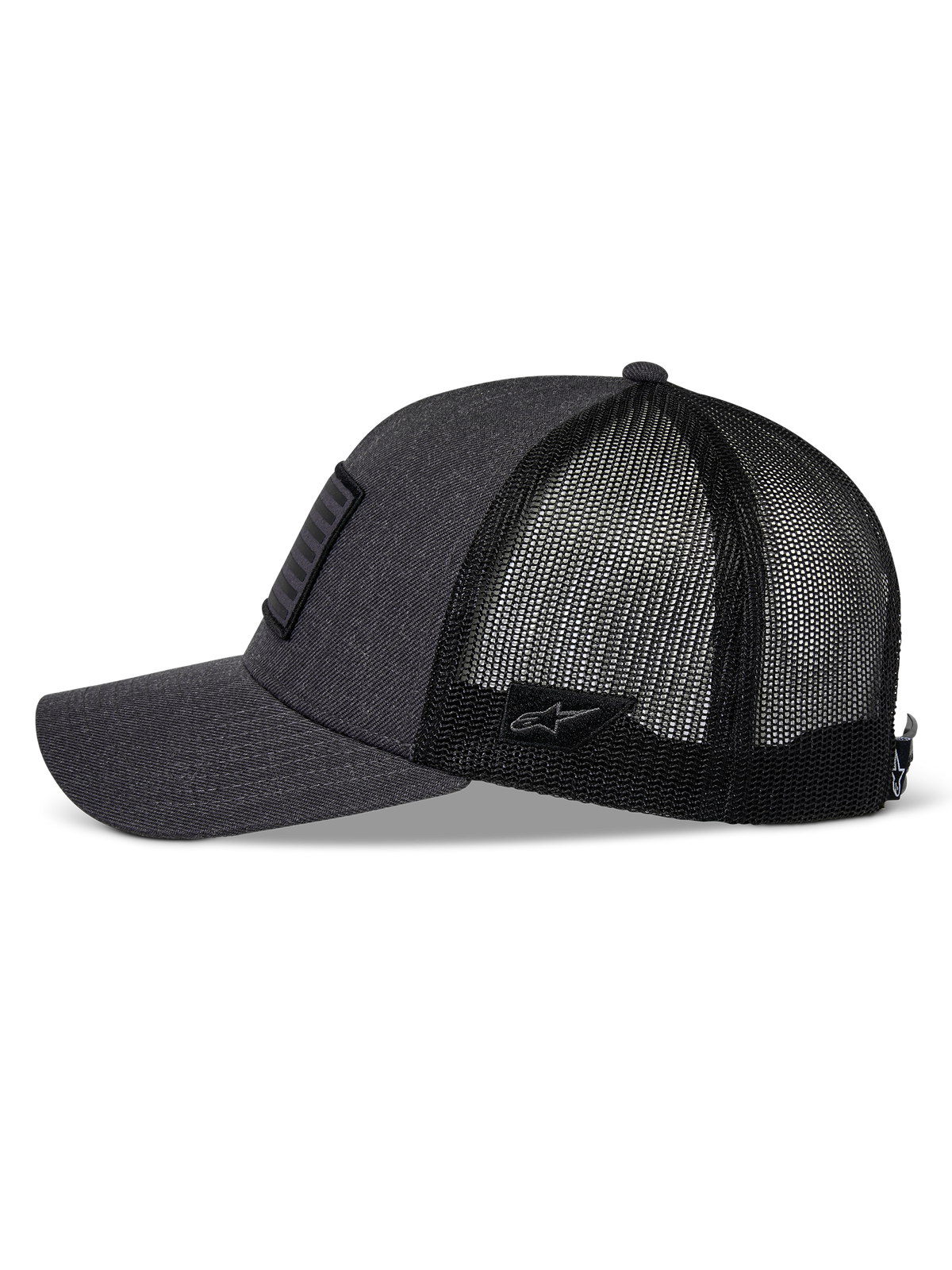 Cappello Alpinestars Flag Snapback, grigio antracite mélange e nero, vista laterale, visiera curva con corona strutturata, parte anteriore in twill e retro in rete di poliestere nera, piccola toppa con logo Astars sul lato, copricapo casual da motorsport