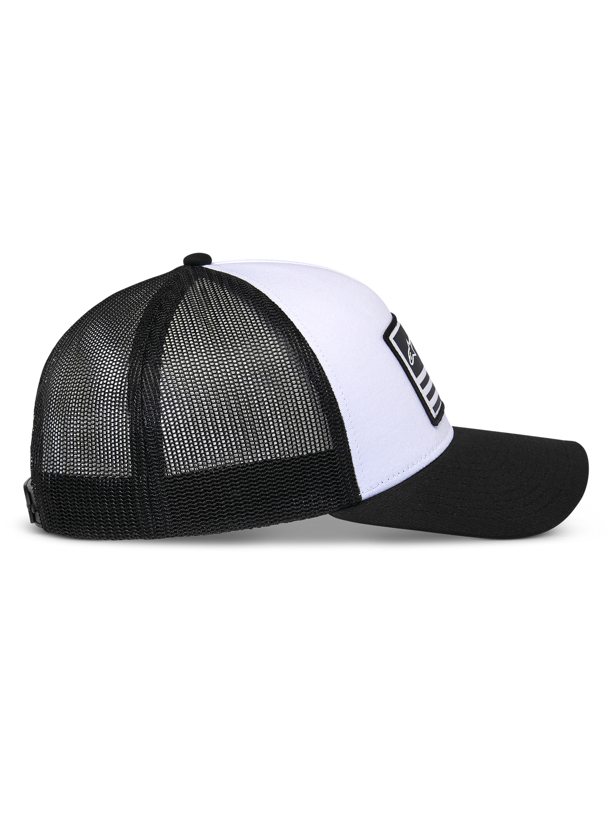 Cappello Snapback Alpinestars Flag, bianco e nero, vista laterale di profilo, corona bianca strutturata con visiera curva nera, pannelli posteriori in rete nera traspirante, copricapo casual ispirato al motorsport