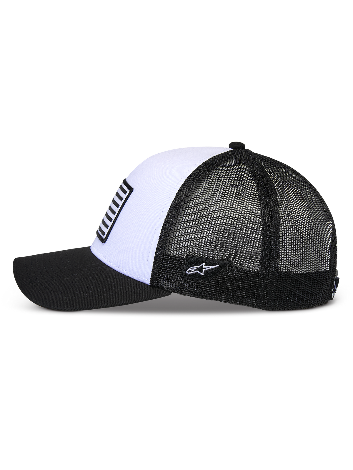 Cappello Snapback Flag Alpinestars, bianco e nero, vista laterale di profilo, con visiera curva nera, pannello frontale bianco strutturato con toppa stile bandiera e retro in rete nera traspirante.