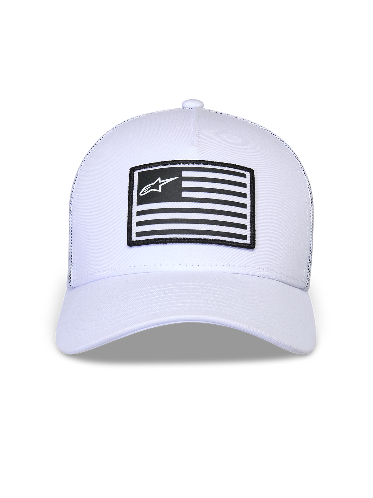 Cappello Alpinestars Flag Snapback, bianco, corona strutturata con visiera curva, patch rettangolare frontale bianca e nera con logo Alpinestars, copricapo casual ispirato al motorsport
