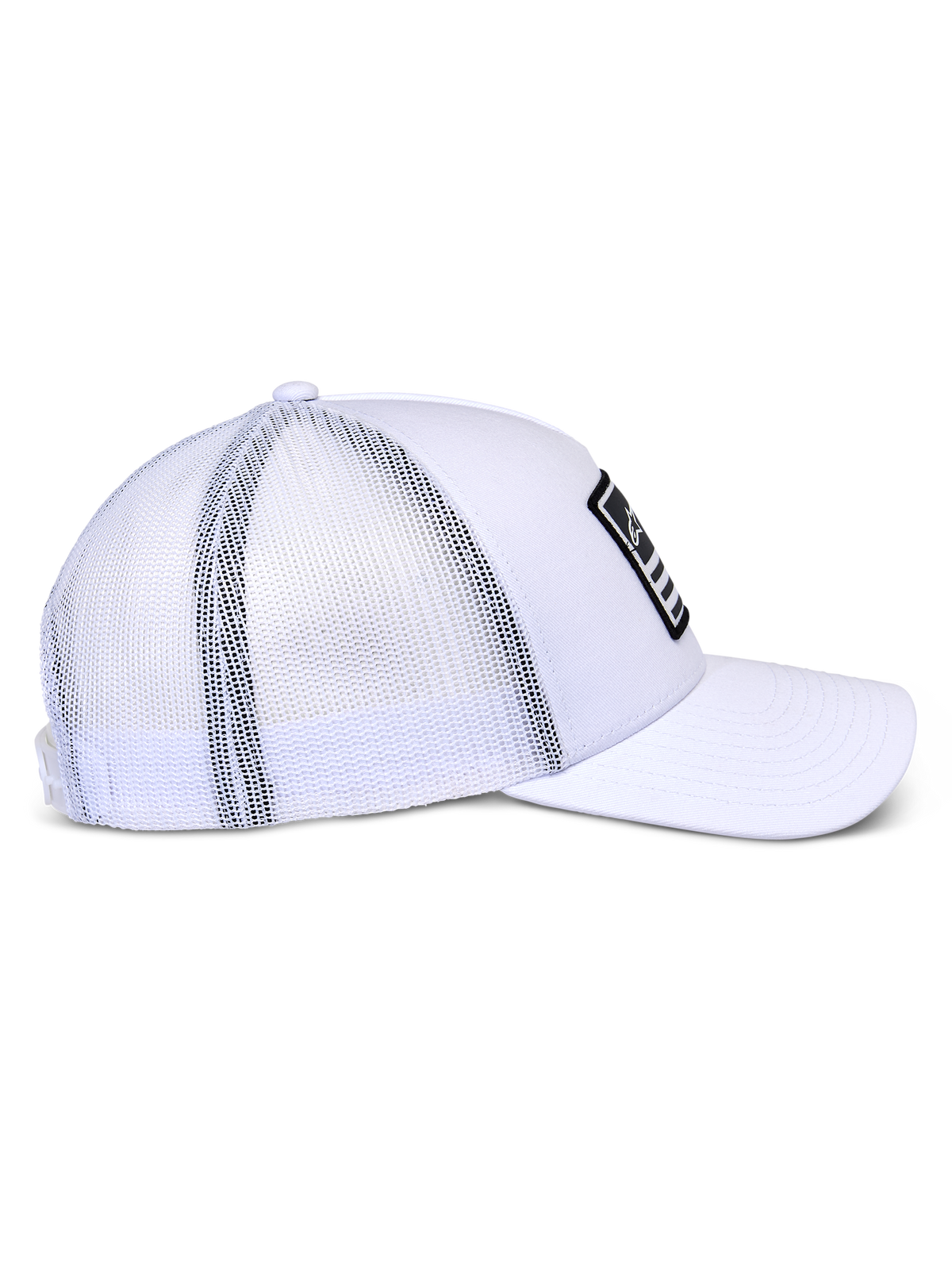 Cappello Snapback Alpinestars Flag, cappellino stile trucker, bianco, profilo laterale che mostra la parte anteriore in twill bianco e il retro in rete traspirante, visiera curva, patch merrow nera con logo bianco, accessorio casual per motorsport