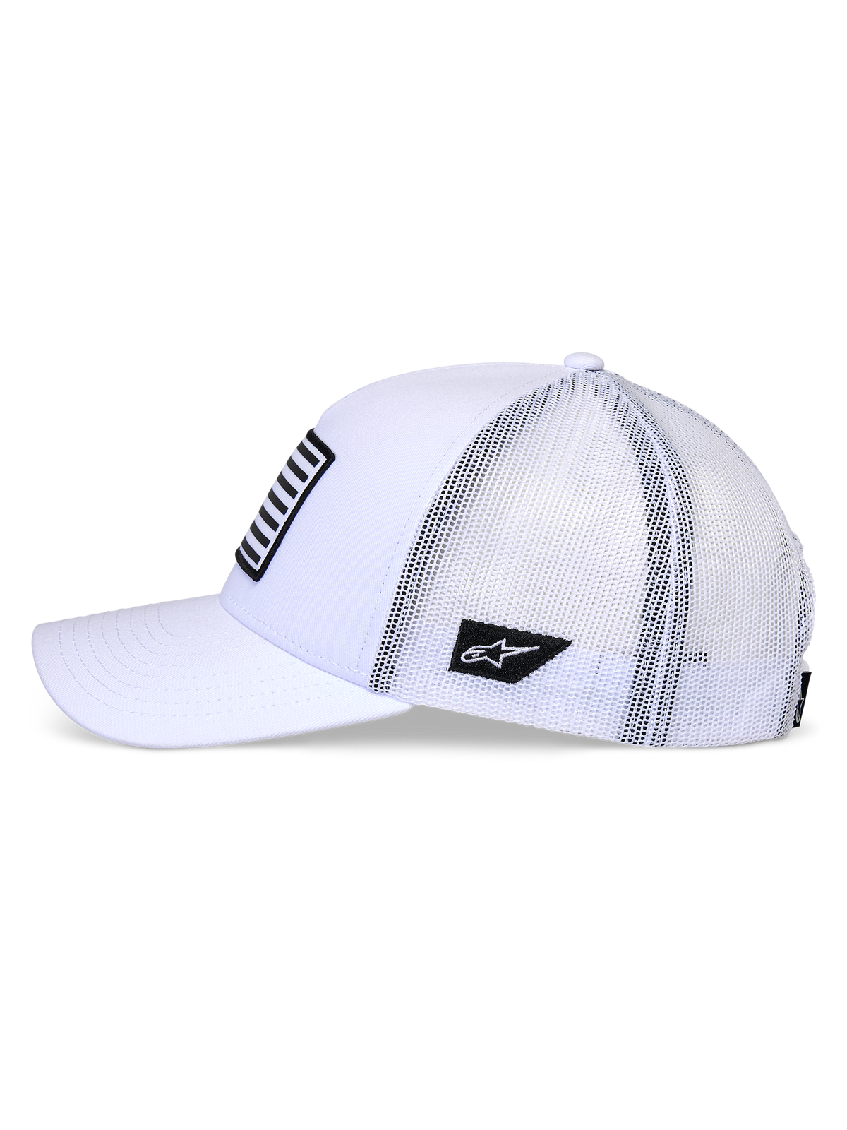 Cappello Alpinestars Flag Snapback, bianco, vista laterale di profilo di un berretto stile trucker con visiera curva e retro in rete bianca, con toppa nera con logo sul lato e toppa frontale a righe