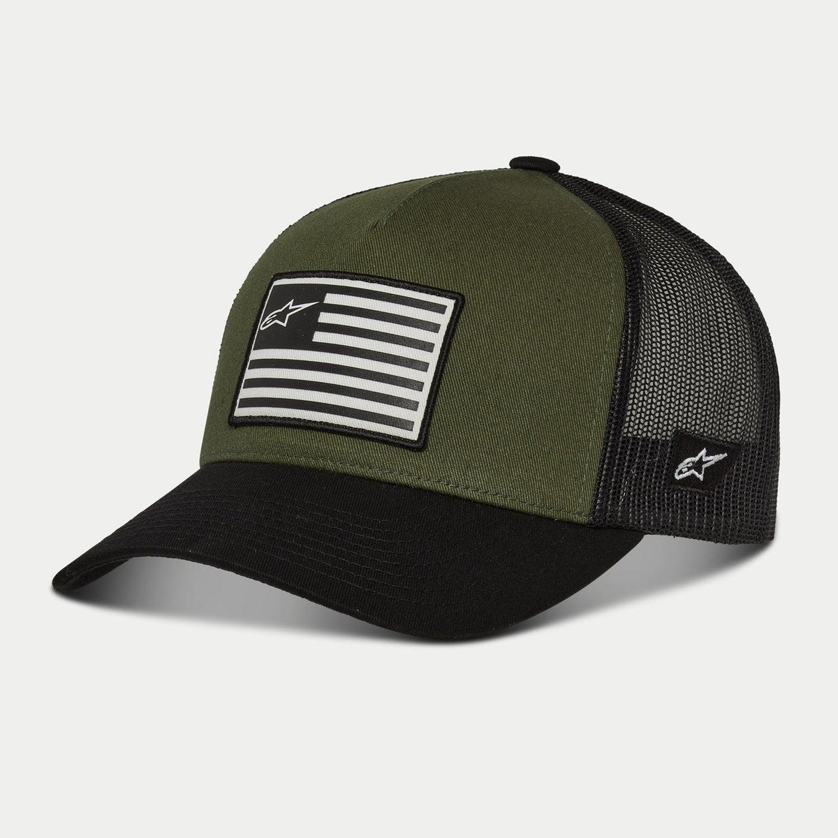 Cappello Snapback Alpinestars Flag, Military Black, pannello frontale verde oliva con visiera curva nera e retro in mesh nero, patch frontale a bandiera con logo e ricamo laterale, streetwear casual ispirato al motorsport