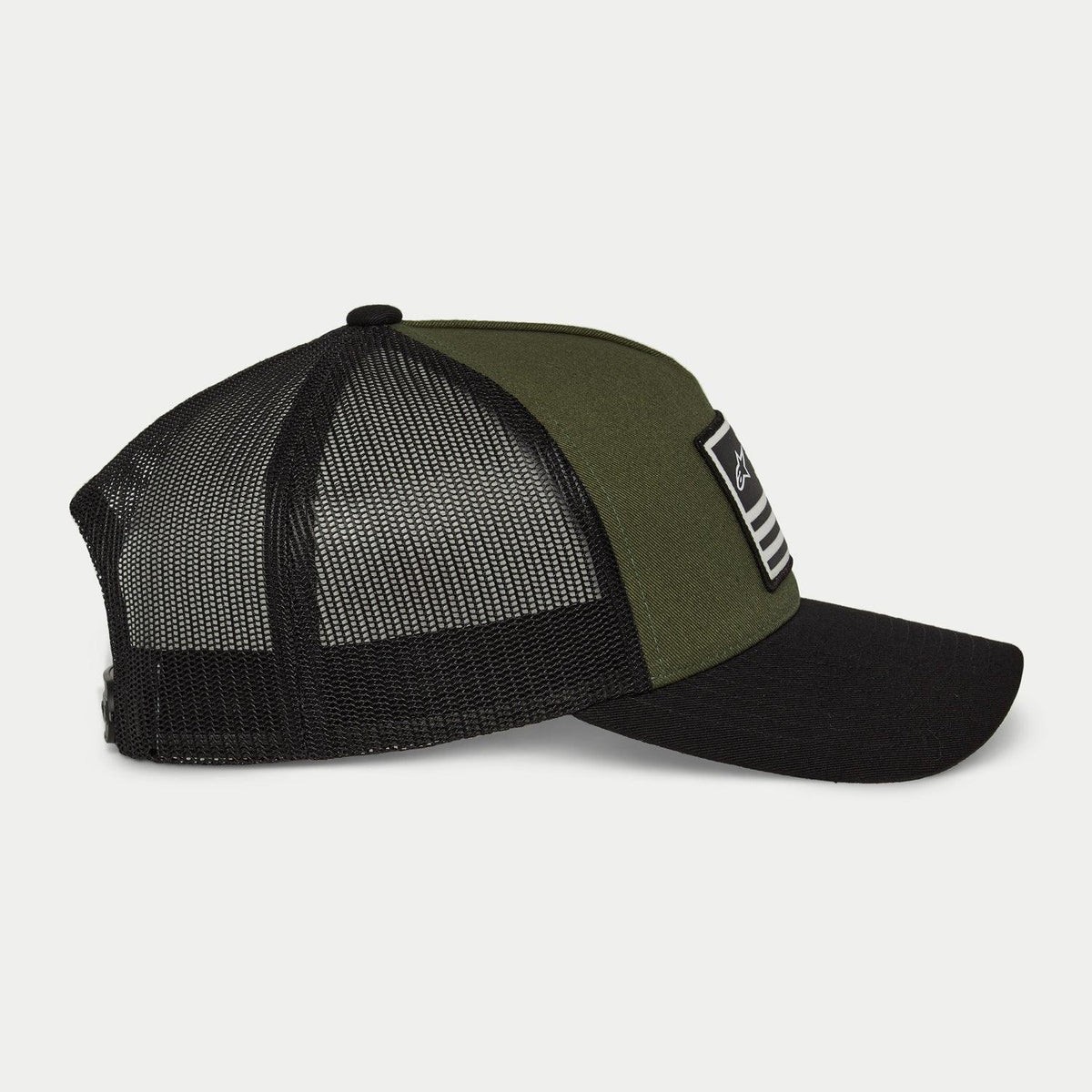 Cappello Alpinestars Flag Snapback, verde militare e nero, vista laterale con visiera curva e pannelli posteriori in rete nera, patch rettangolare frontale con logo bianco e strisce, accessorio casual ispirato al motorsport