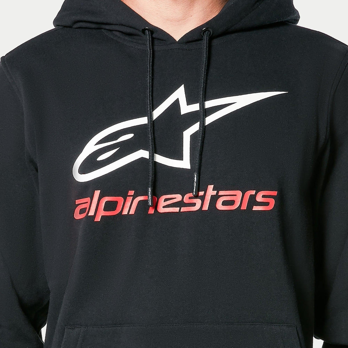 Alpinestars Always V3 Hoodie, felpa nera in pile, con logo a stella bianco e scritta alpinestars rossa sul petto, cordini neri con estremità immerse, abbigliamento streetwear casual ispirato al motorsport