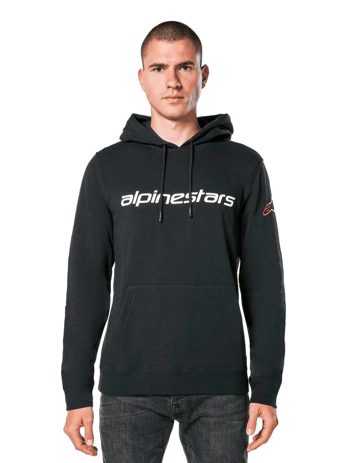 Alpinestars Linear Wordmark V3 Hoodie, felpa nera con cappuccio, scritta Alpinestars bianca sul petto, logo Ageless rosso sulla manica, tasca a marsupio frontale, cappuccio con cordoncino, indossata da un modello, streetwear casual ispirato al motorsport