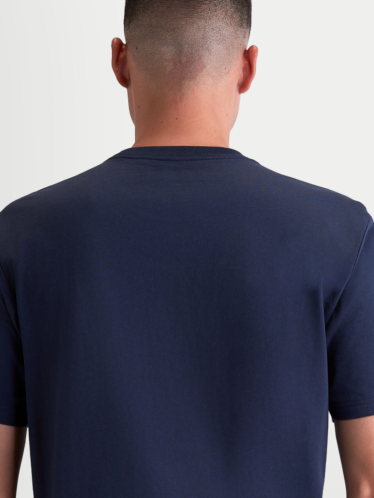 Alpinestars maglietta Ageless 2.0 CSF, maglietta sportswear blu, abbigliamento casual unisex, vista posteriore su modello che mostra la vestibilità cut-and-sew e la costruzione premium in misto cotone e poliestere