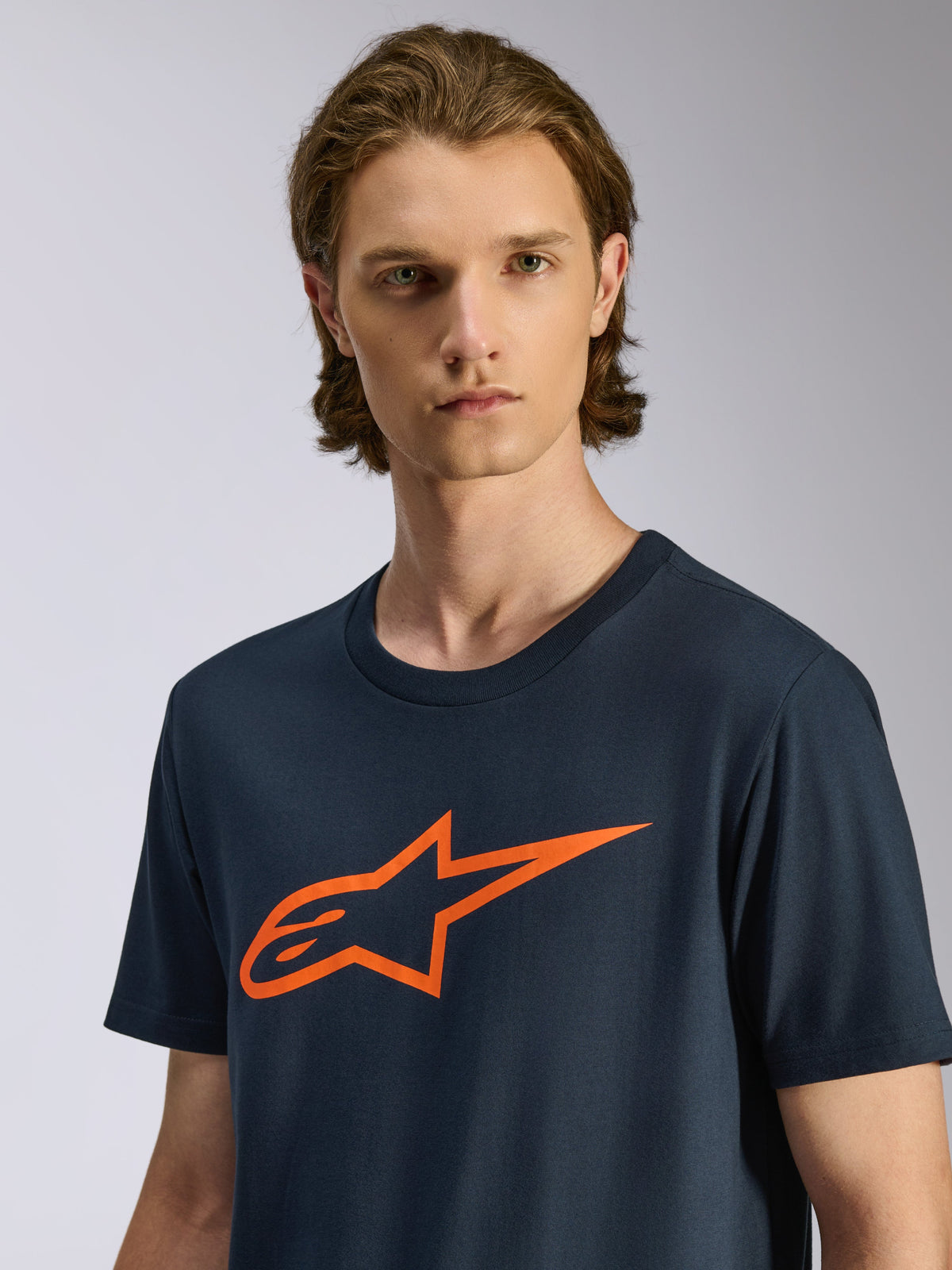 Alpinestars Ageless 2.0 CSF Tee, maglietta a maniche corte, blu navy con logo a stella Alpinestars MX Helmet arancione, abbigliamento streetwear casual ispirato al motorsport
