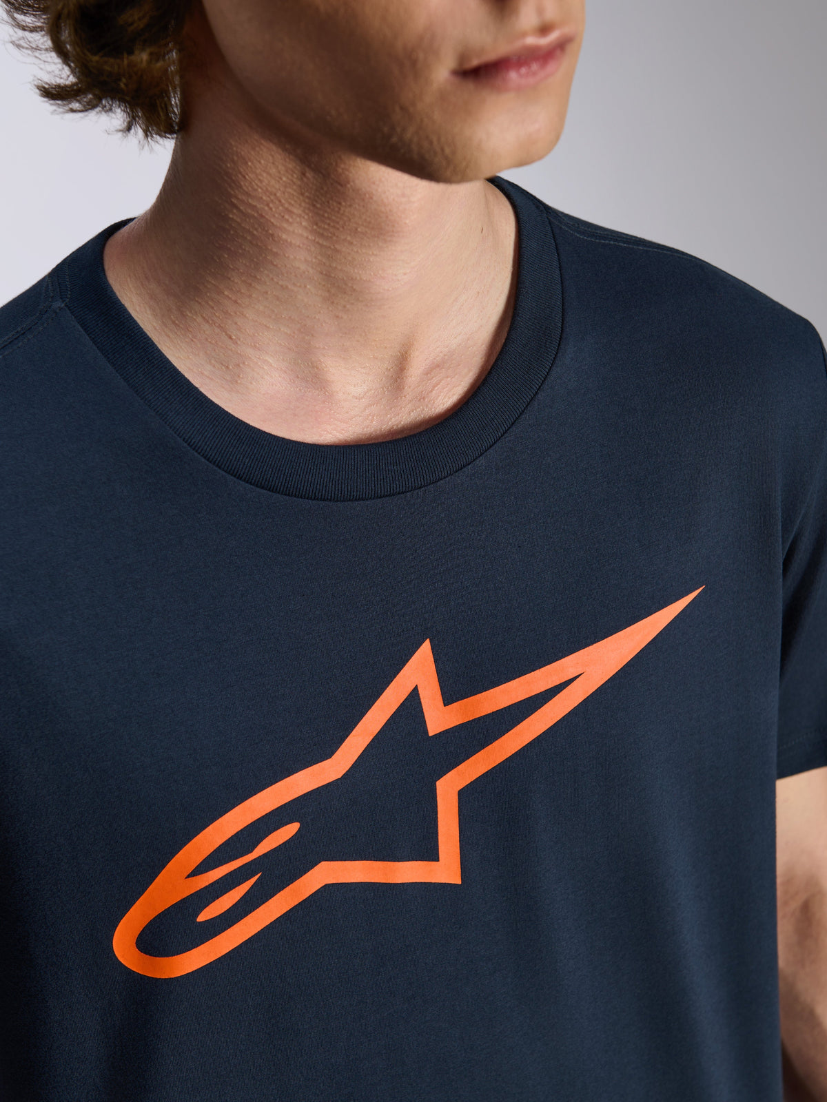 Alpinestars Ageless 2.0 CSF Tee, maglietta a maniche corte, blu navy con logo Alpinestars arancione, abbigliamento casual motorsport