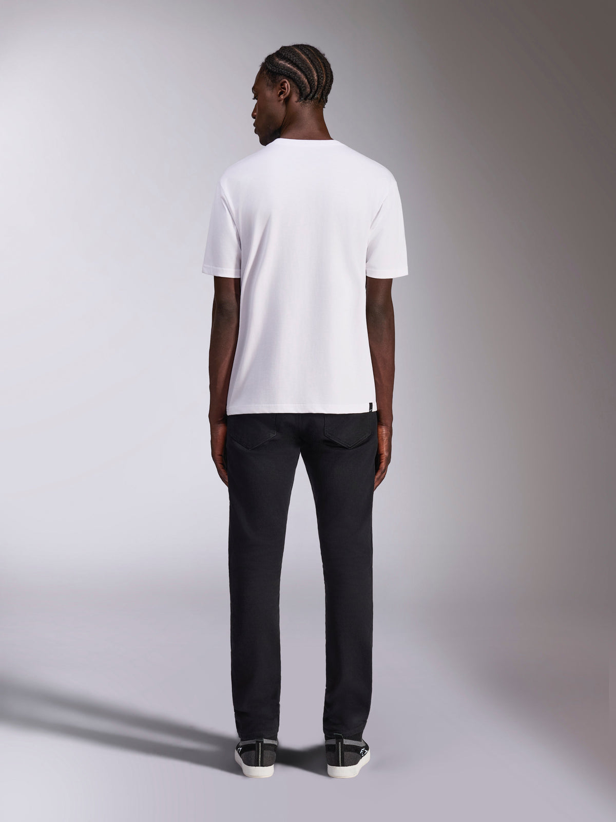 Alpinestars Always 2.0 CSF Tee, T-shirt bianca a maniche corte, vista posteriore su modello che indossa pantaloni neri, streetwear casual ispirato al motorsport