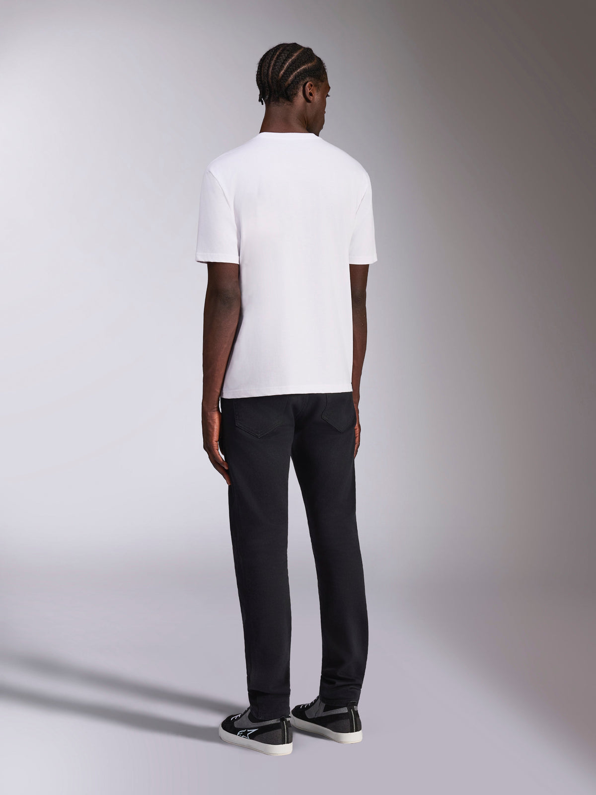 Alpinestars Always 2.0 CSF Tee, t-shirt a maniche corte, bianco, vista posteriore su un modello che indossa pantaloni neri e sneakers, streetwear casual da motorsport
