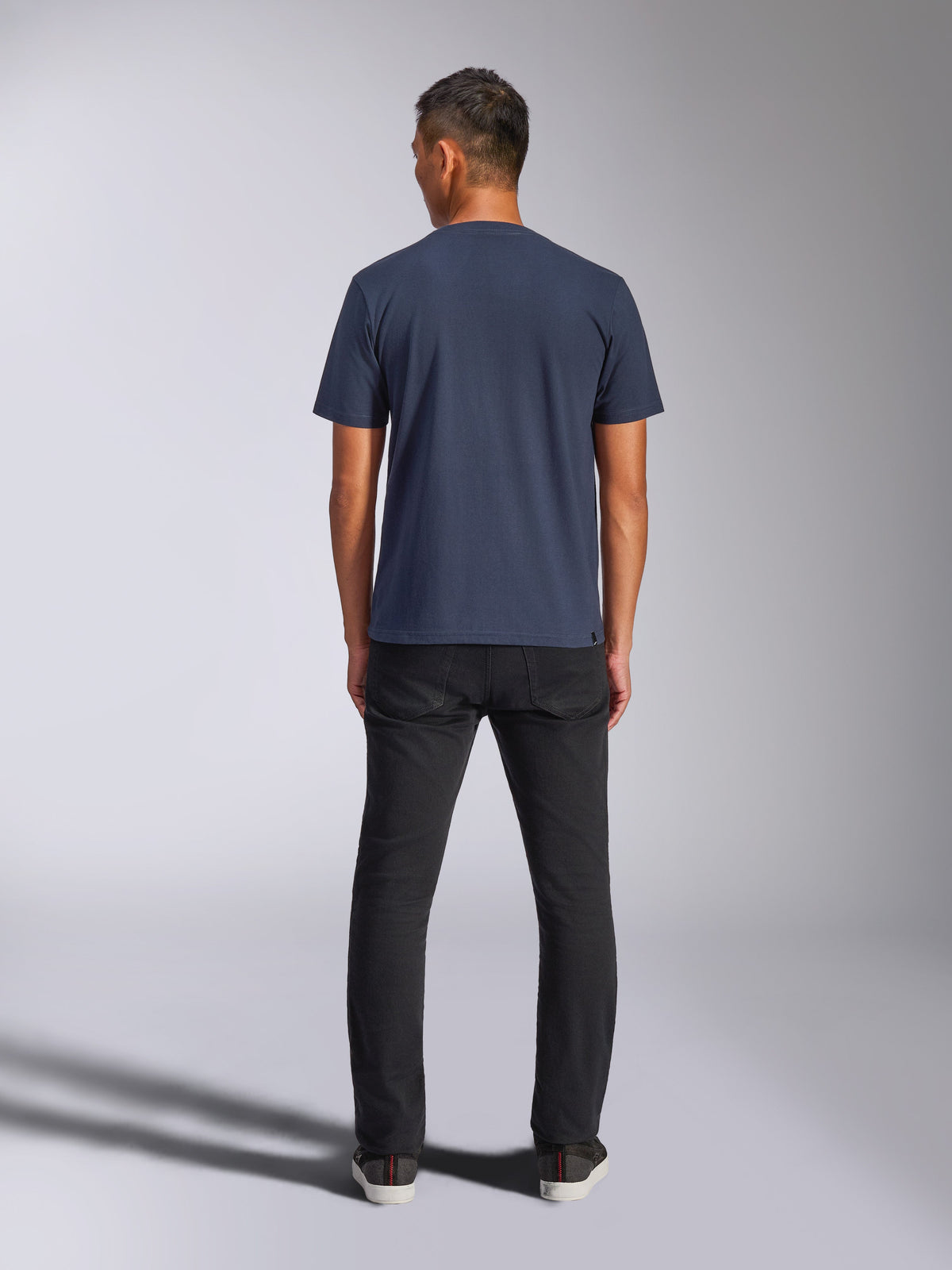 Alpinestars Blaze 2.0 CSF Tee, maglietta a maniche corte, blu navy, vista posteriore, indossata con pantaloni neri, abbigliamento casual motorsport streetwear