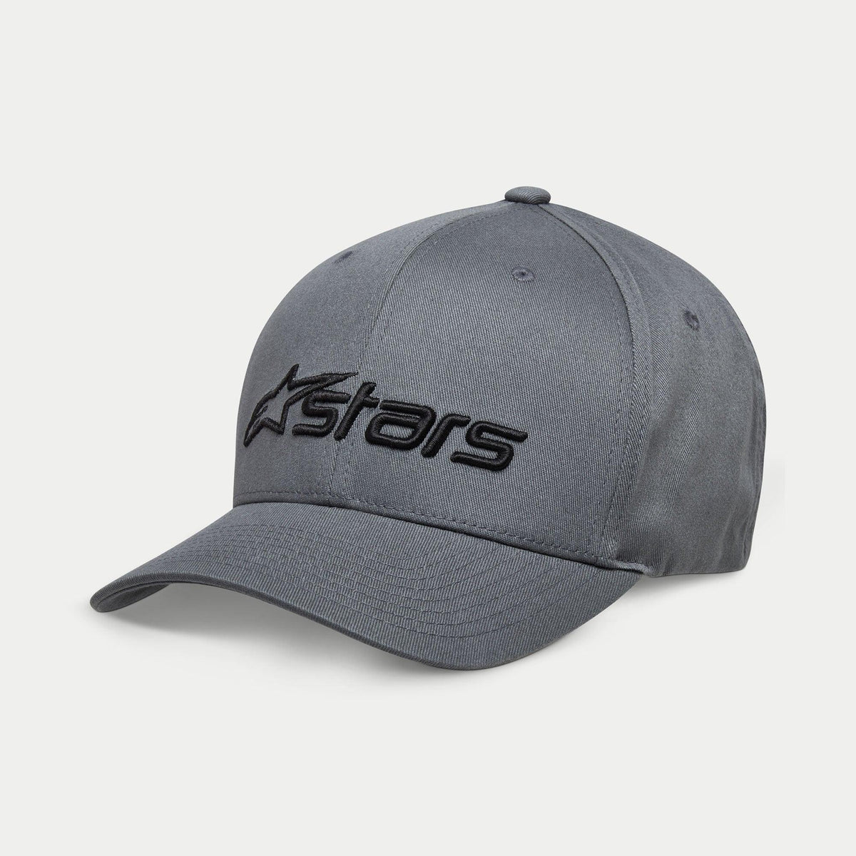 Cappello Alpinestars Blaze 2.0, cappello con visiera curva e corona strutturata, grigio antracite, logo Astars nero texturizzato, tessuto twill elasticizzato, streetwear casual ispirato al motorsport