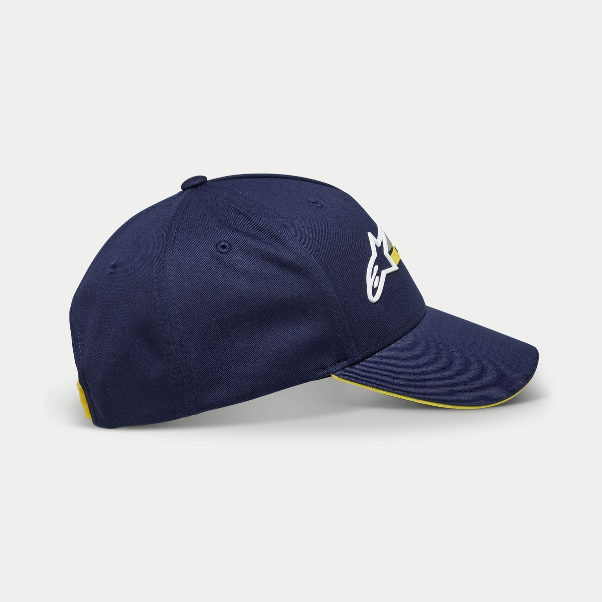 Alpinestars Par Hat, cappellino da baseball blu navy, vista laterale con ricamo del logo bianco e giallo, visiera curva con bordo sandwich giallo, copricapo casual strutturato