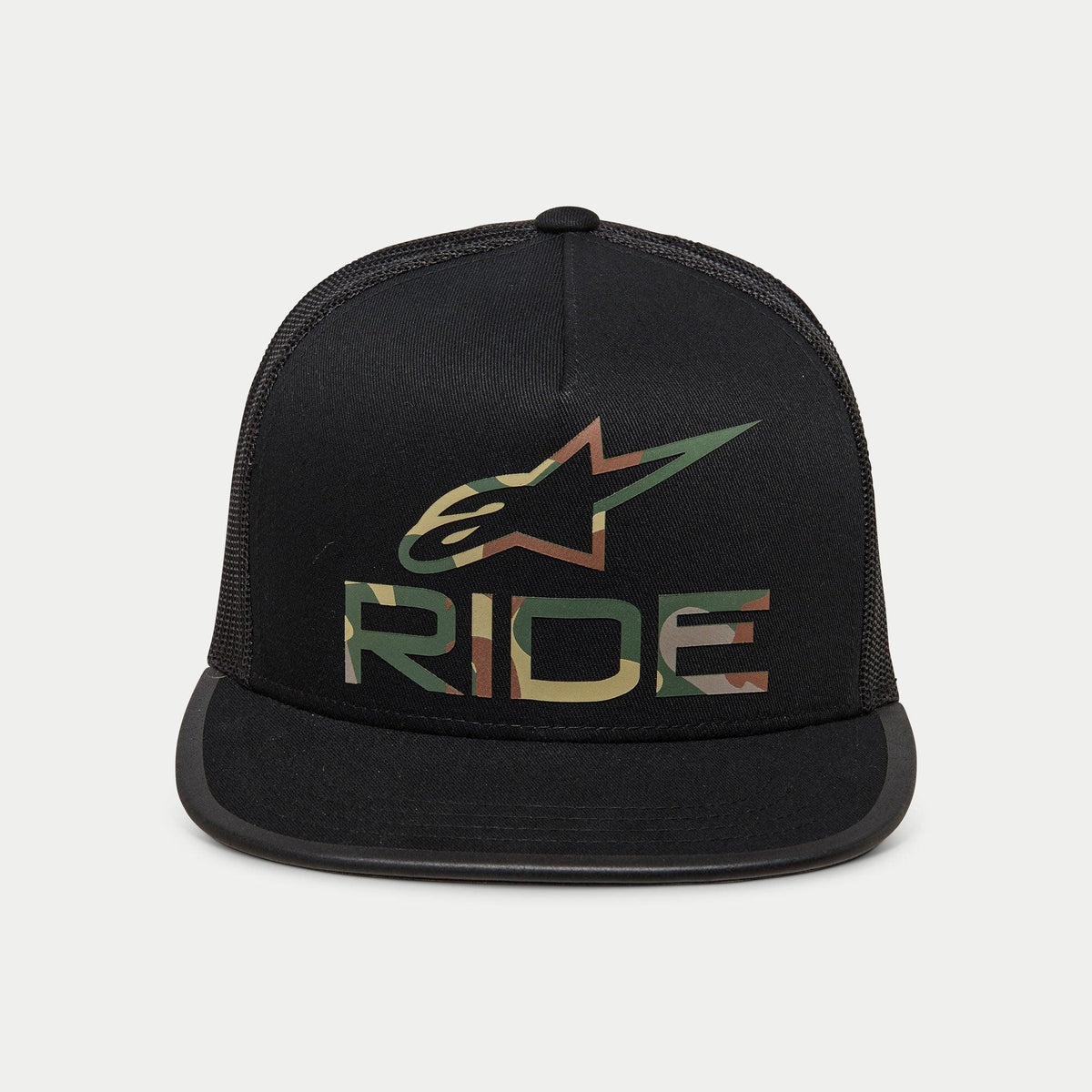 Alpinestars Ride 4.0 Camo Trucker Hat, cappello snapback nero stile trucker, con logo con motivo mimetico e scritta 'RIDE' su corona strutturata, visiera piatta, retro in mesh nero traspirante, design casual ispirato al motorsport