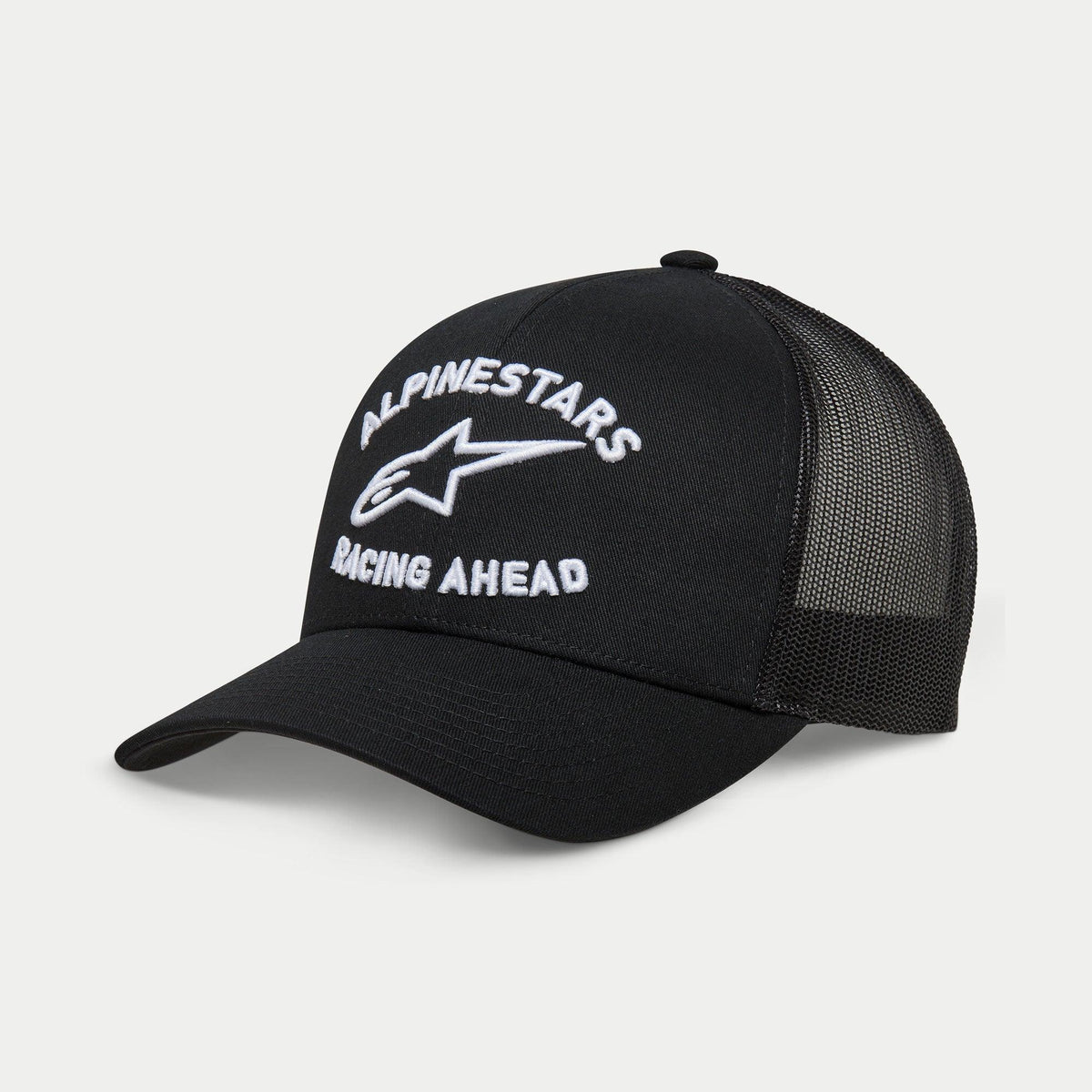 Cappello Alpinestars Triple Trucker, cappellino trucker nero, visiera curva, ricamo 3D bianco con logo 'ALPINESTARS' e 'RACING AHEAD', pannello frontale in twill e pannelli posteriori in rete, abbigliamento casual da motorsport