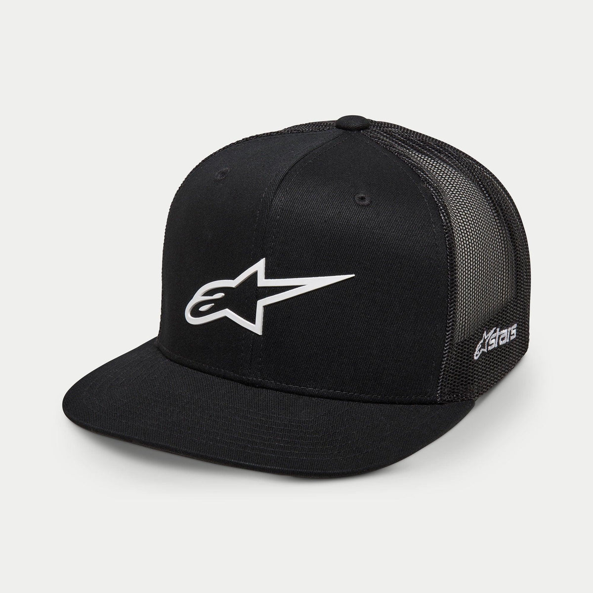 Alpinestars 3D Ageless Trucker Hat, nero e bianco, corona strutturata con visiera piatta, retro in rete di poliestere, con grande logo Ageless bianco ricamato in 3D sul davanti e marchio Astars laterale, cappellino casual lifestyle motorsport
