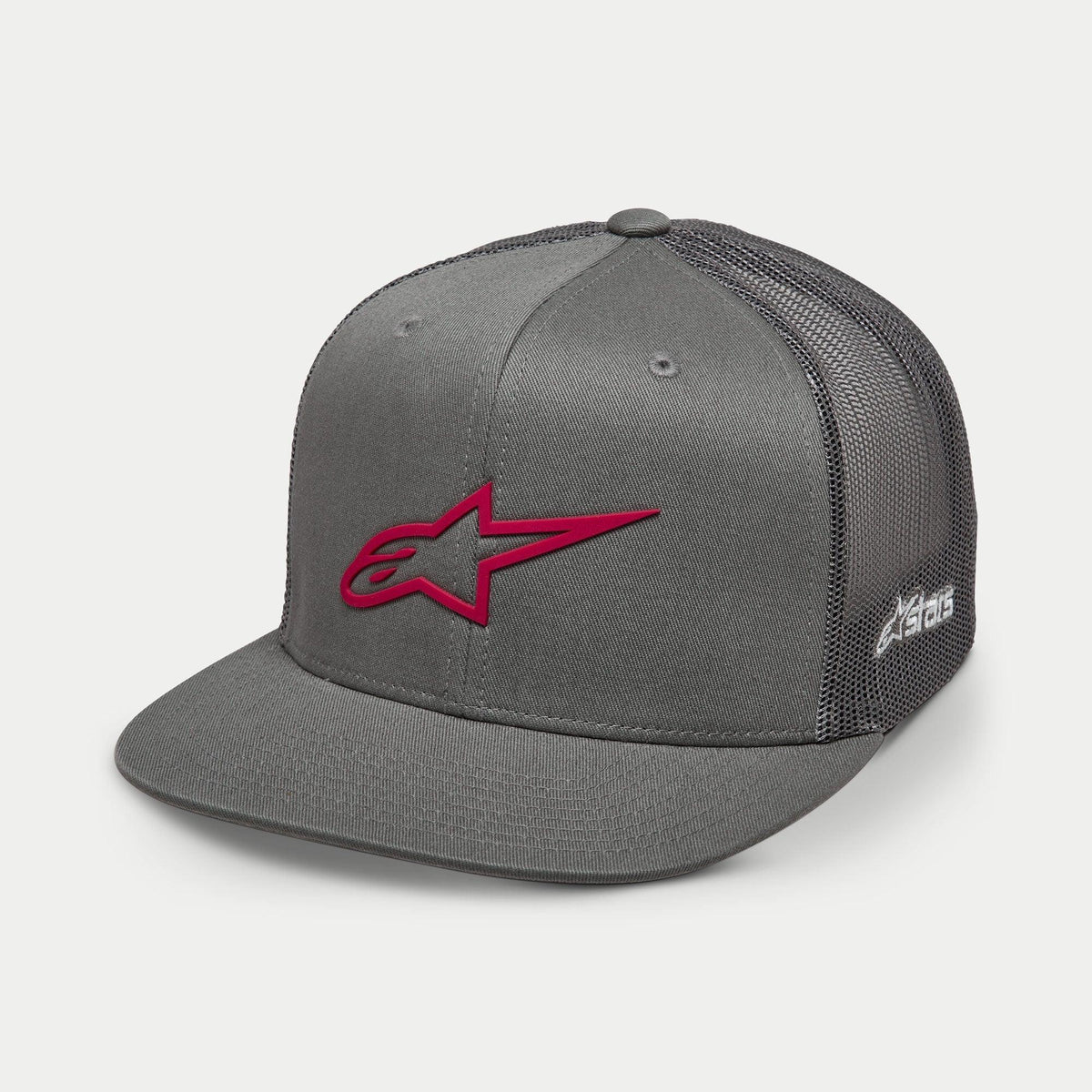 Cappello Alpinestars 3D Ageless Trucker, grigio con logo rosso, visiera piatta, corona strutturata, frontale in twill con retro in rete grigia, logo rosso ricamato in 3D, copricapo casual ispirato al motorsport
