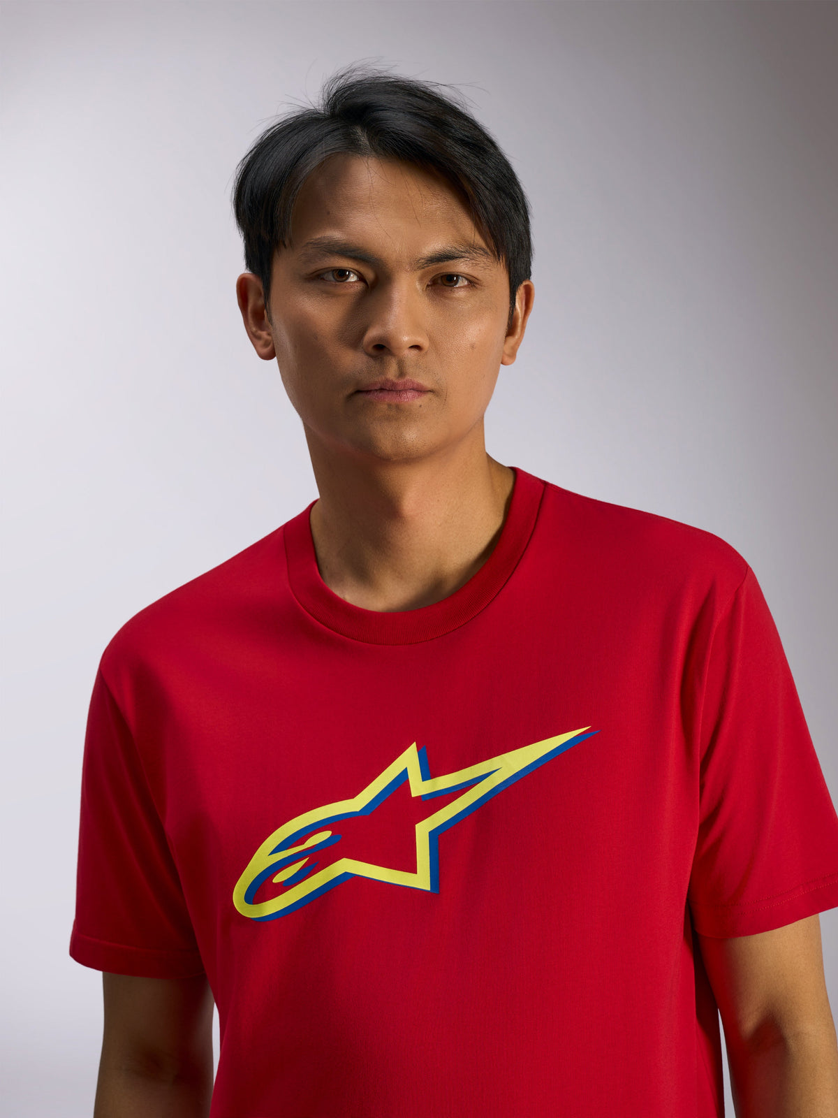 Alpinestars Ageless Shadow CSF Tee, t-shirt a maniche corte, rosso, logo Ageless in ombra giallo e blu sul petto, abbigliamento sportivo casual