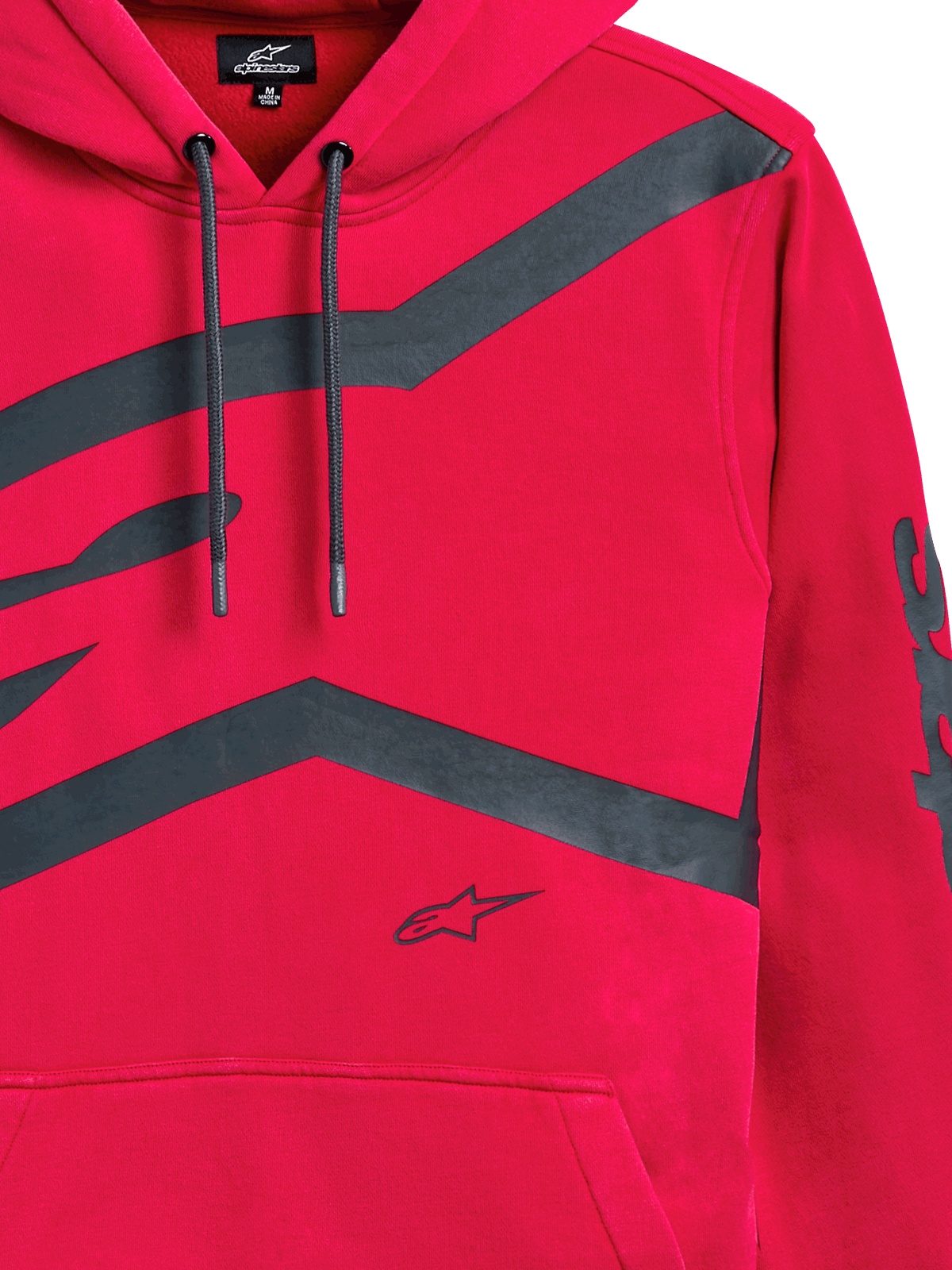 Felpa con cappuccio Alpinestars Unbound, rosso, primo piano del petto e della manica con grandi loghi grafici grigio scuro, cappuccio con cordini, tasca a marsupio, streetwear casual ispirato al motorsport