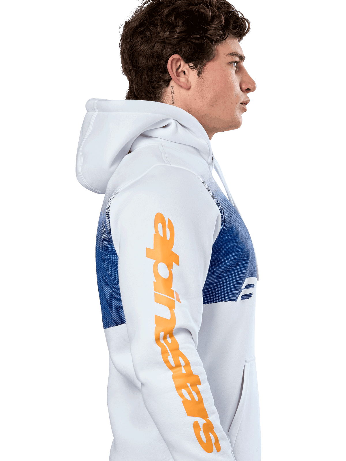 Alpinestars Specter Hoodie, streetwear casual, bianca con stampa a sfumatura blu, grande logo Alpinestars arancione sulla manica, profilo laterale di un uomo che indossa la felpa con cappuccio