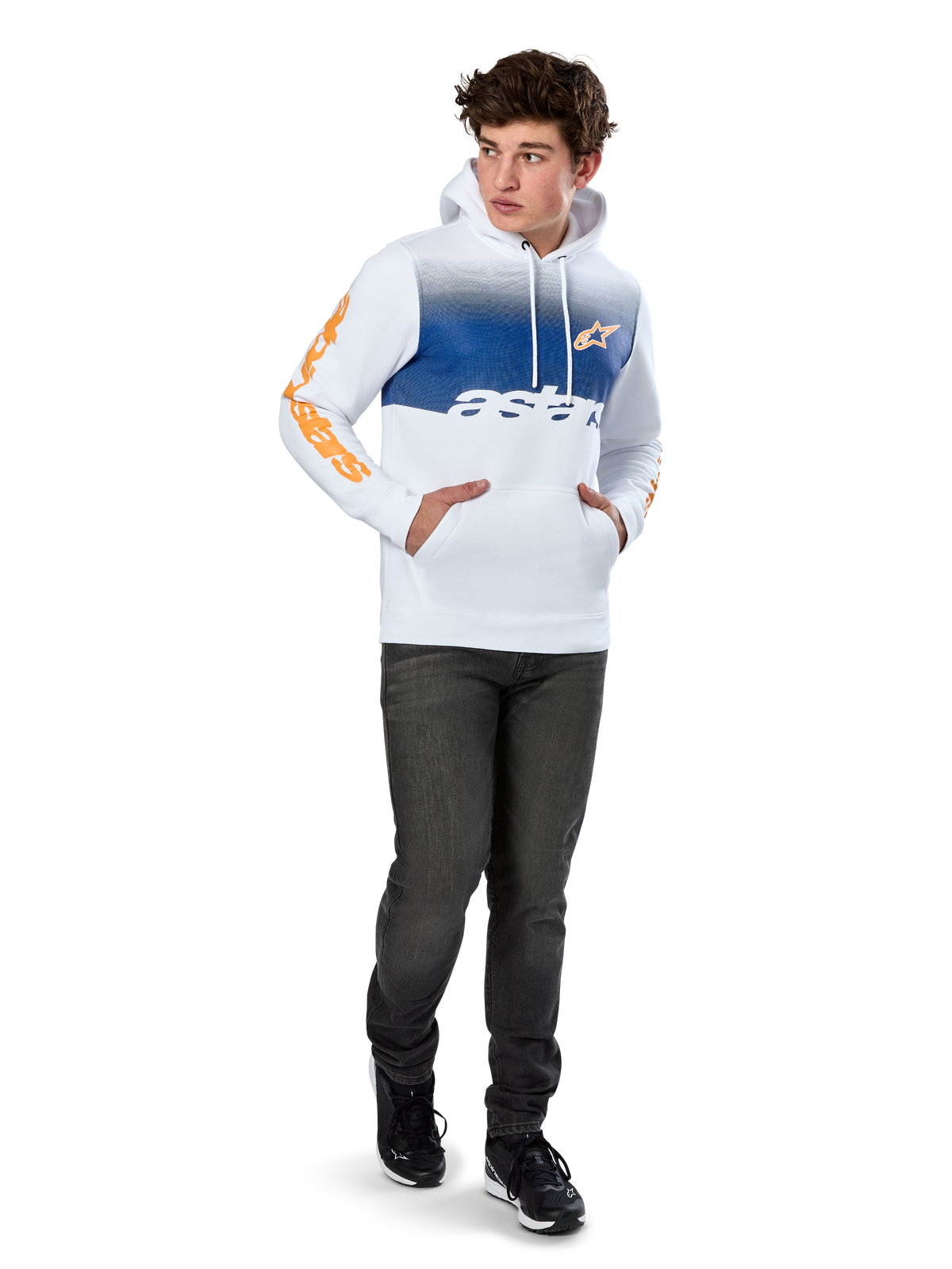 Alpinestars Specter Hoodie, felpa in pile bianca con stampa sfumata blu, logo frontale HD arancione e scritte sulle maniche, con tasca a marsupio e cappuccio con cordino, indossata con jeans scuri per un look casual ispirato al motorsport