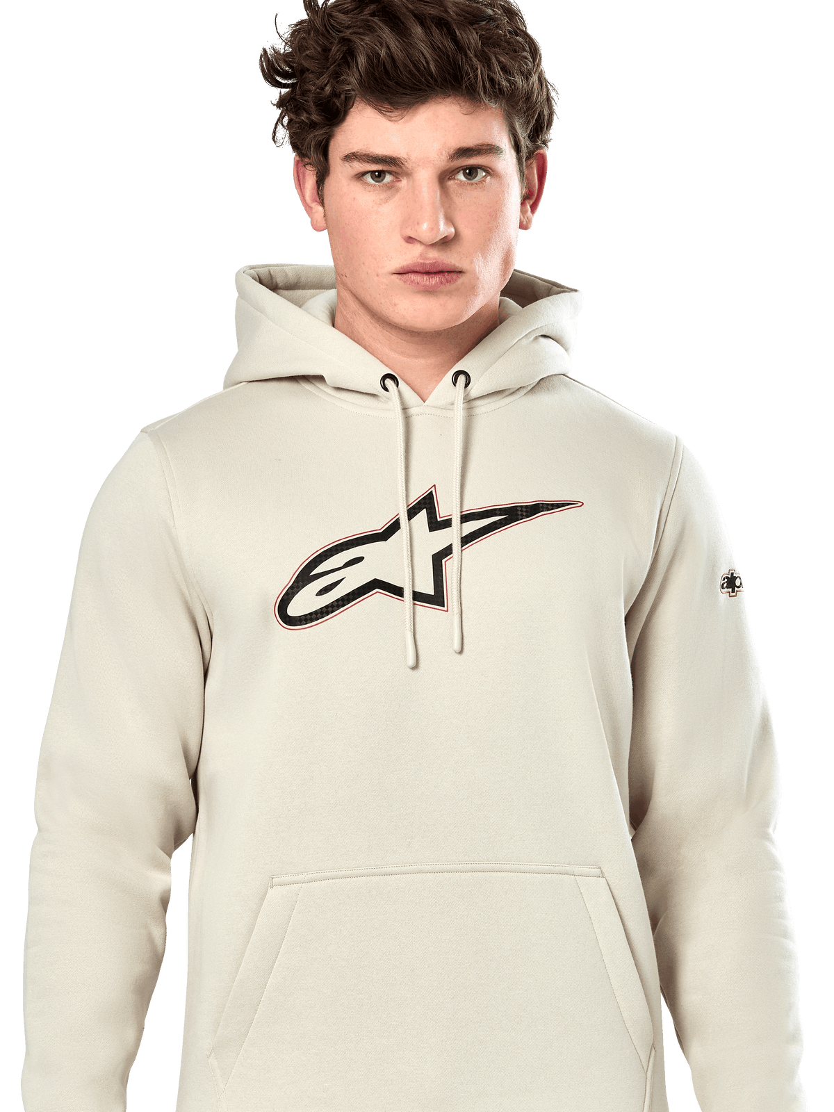 Alpinestars Insignia Hoodie, felpa pullover casual, Off White con logo sul petto effetto fibra di carbonio, dettaglio con bordo rosso, cappuccio con coulisse e tasca a marsupio, indossata da un modello, design ispirato al motorsport