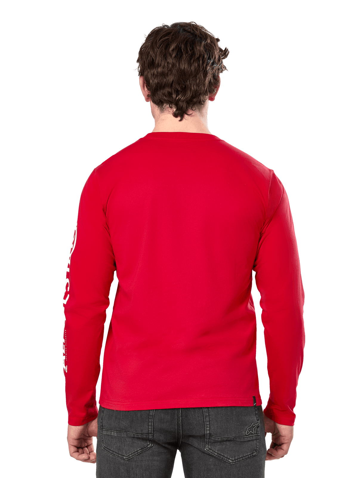 Vista posteriore di un uomo che indossa la t-shirt a maniche lunghe Alpinestars Committed CSF in rosso, abbinata a jeans grigio scuro, con logo Alpinestars bianco visibile sulla manica e un design posteriore minimalista.