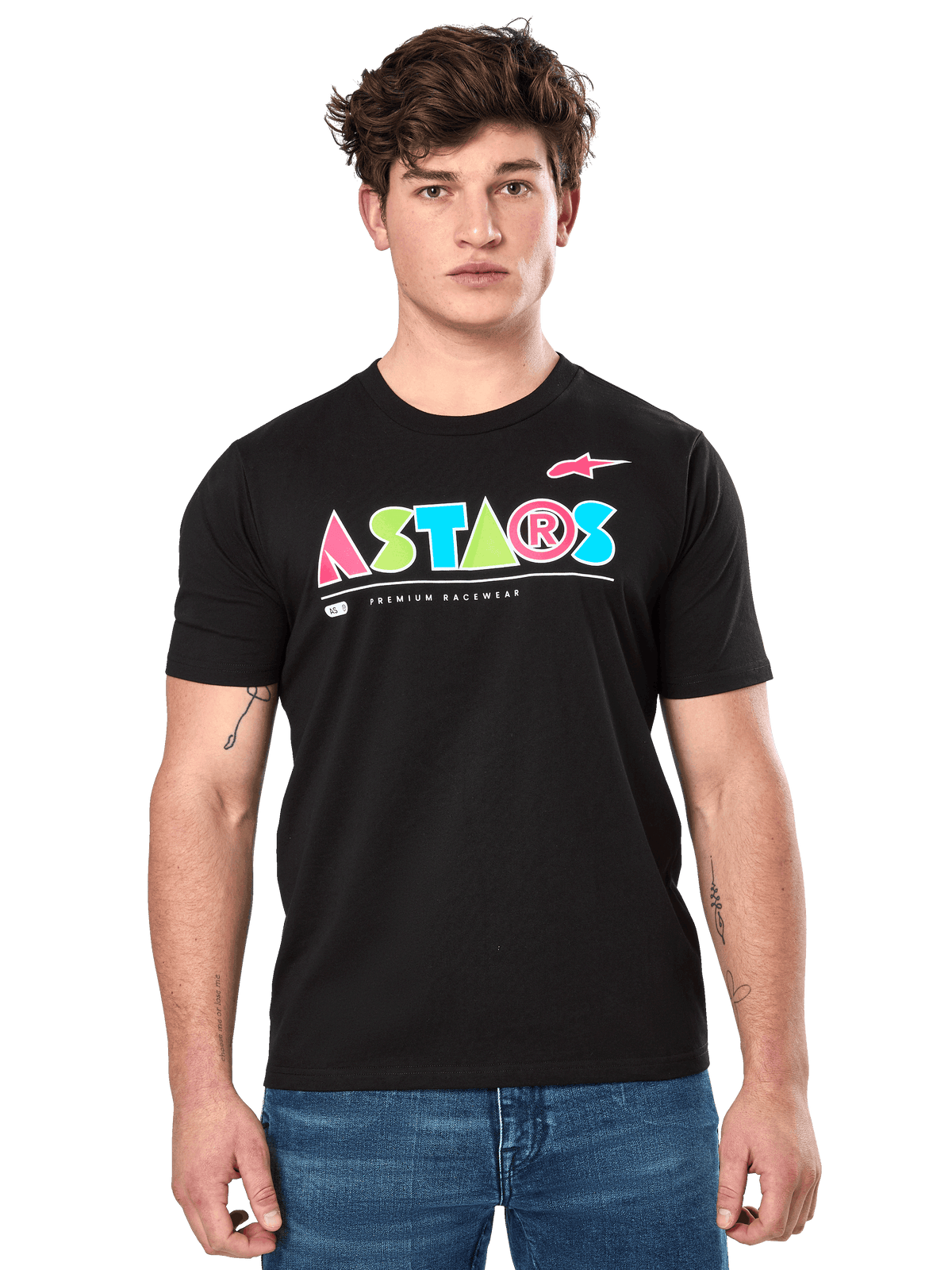 Alpinestars Cereal CSF Tee, t-shirt nera a maniche corte, indossata da un modello, logo ASTARS geometrico e colorato con scritta Premium Racewear, streetwear casual motorsport