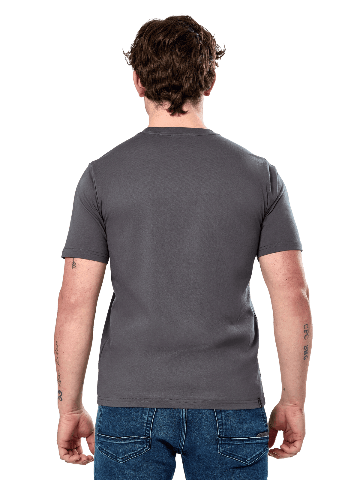Alpinestars Cereal CSF Tee, maglietta a maniche corte, antracite, vista posteriore, indossata da un modello con jeans blu, streetwear casual ispirato al motorsport