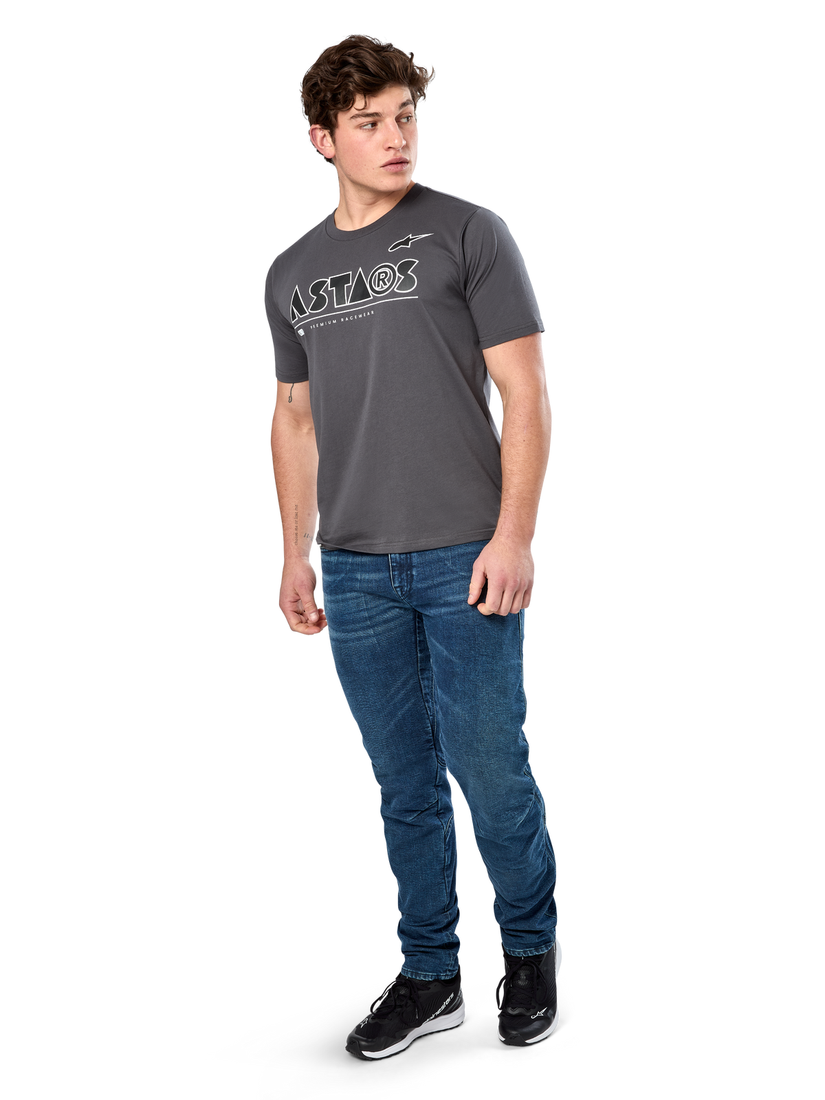 Alpinestars Cereal CSF Tee, maglietta a maniche corte, antracite, logo testuale Astars geometrico bianco, streetwear casual motorsport indossata con jeans blu e sneakers nere