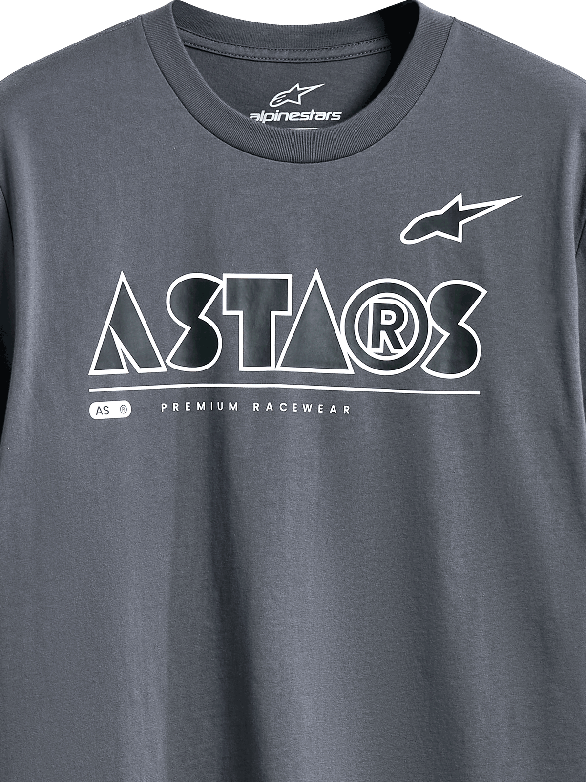 Alpinestars Cereal CSF Tee, maglietta a maniche corte, Charcoal, vista dettagliata della grafica frontale con logo testuale ASTARS geometrico bianco e scritta PREMIUM RACEWEAR, abbigliamento casual motorsport streetwear