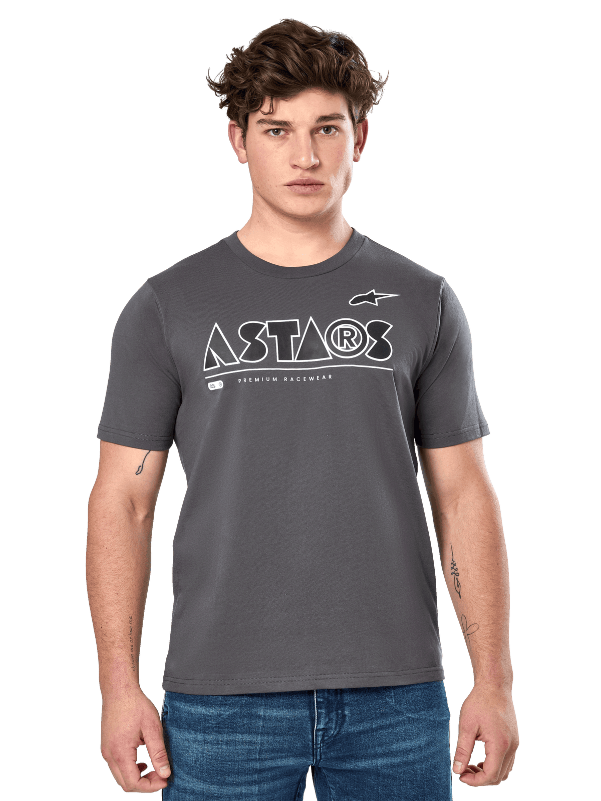 Alpinestars Cereal CSF Tee, t-shirt a maniche corte grigio antracite, indossata da un modello uomo con jeans blu, logo geometrico ASTARS bianco e scritta 'Premium Racewear', abbigliamento lifestyle casual ispirato al motorsport