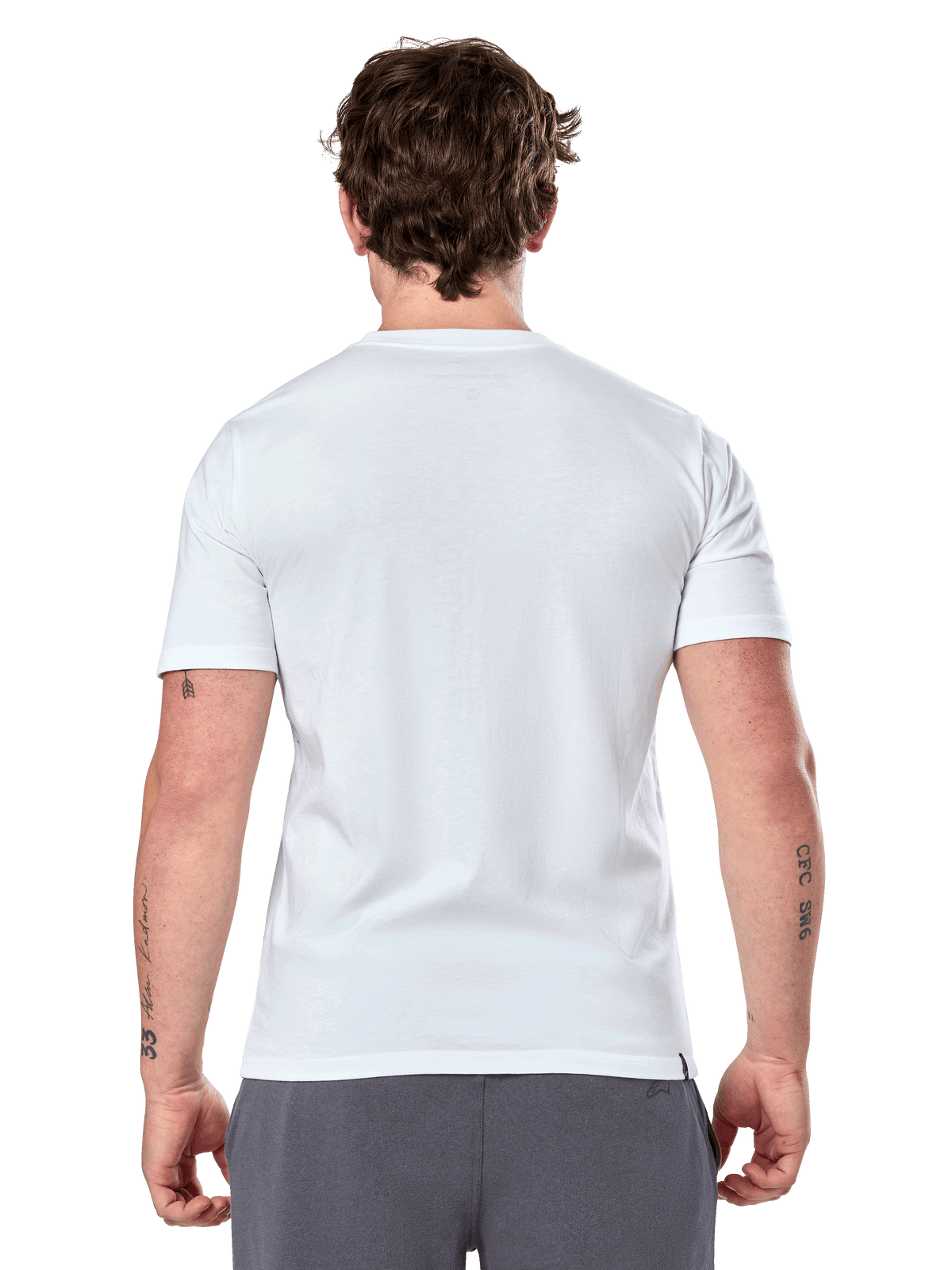 Alpinestars Geografica CSF Tee, t-shirt a maniche corte, bianco, vista posteriore, indossata da un modello con pantaloni grigi, abbigliamento streetwear casual motorsport