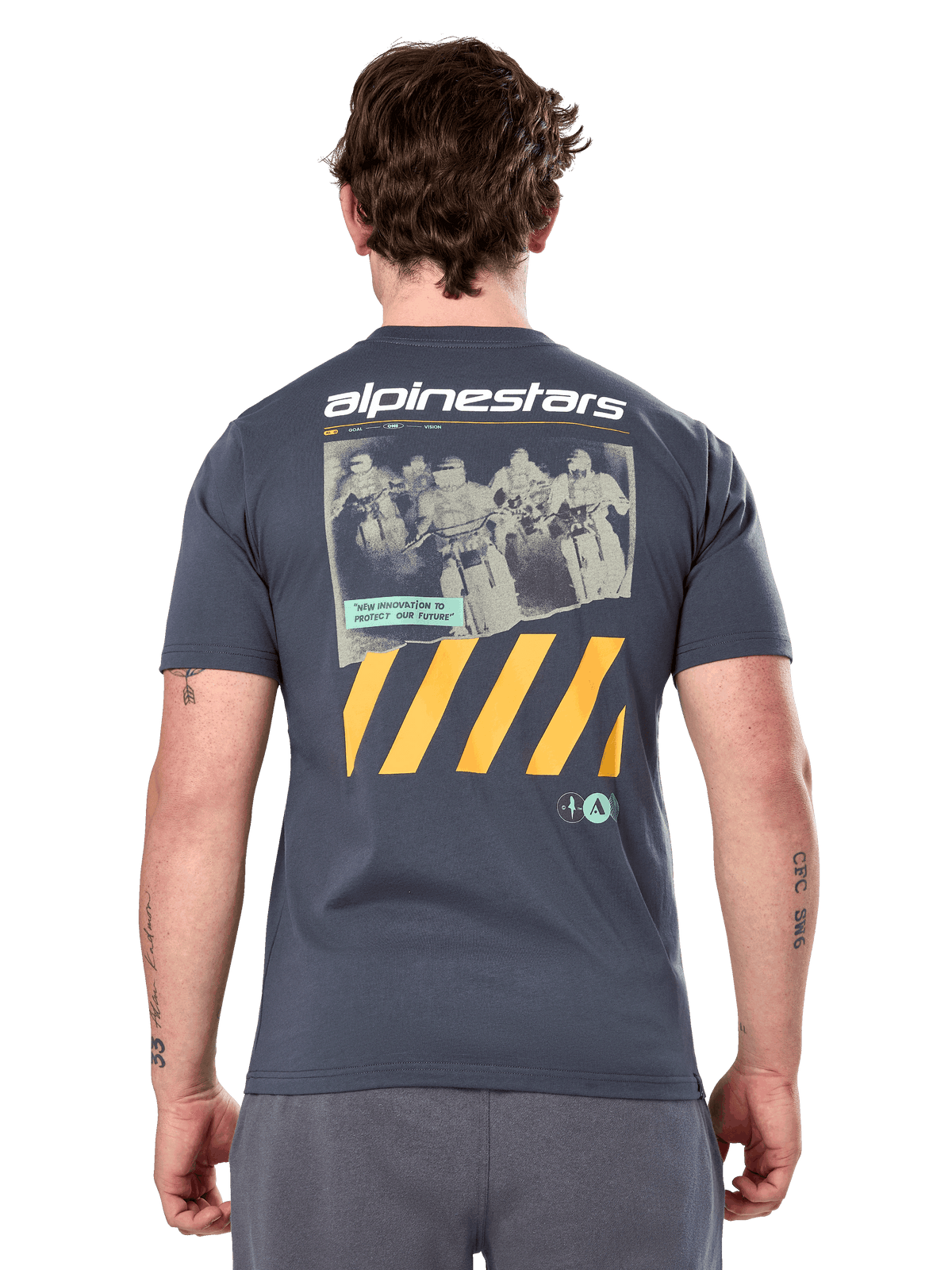 Alpinestars No Barrier Csf Tee, t-shirt a maniche corte, carbone, grande grafica posteriore con fotografia motocross in stile vintage e strisce diagonali gialle, abbigliamento casual motorsport