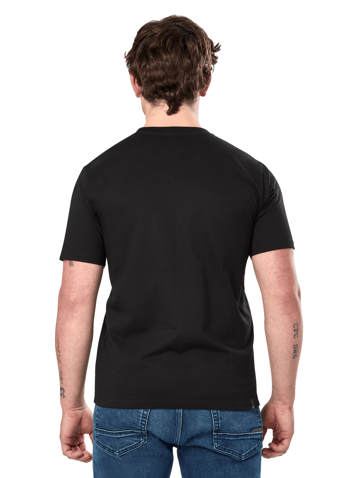 Alpinestars Dot Carbon CSF Tee, t-shirt a maniche corte, nera, vista posteriore su modello con retro semplice e vestibilità casual, indossata con jeans blu, streetwear ispirato al motorsport