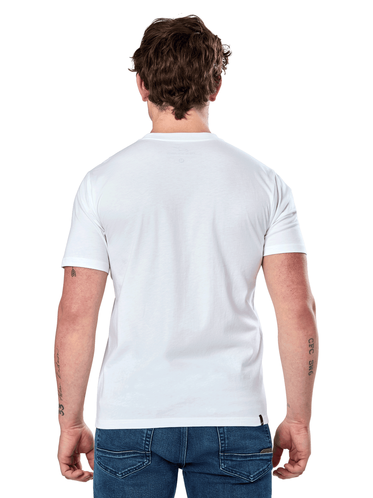 Alpinestars Dot Carbon Csf Tee, t-shirt a maniche corte, bianco, vista posteriore su modello, indossata con jeans in denim blu, abbigliamento casual motorsport streetwear