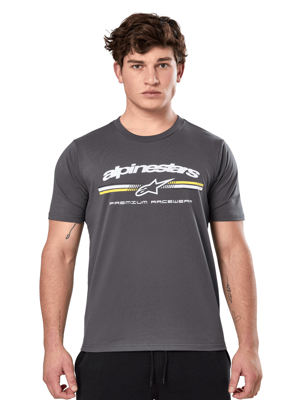 Alpinestars Prevail CSF Tee, maglietta a maniche corte grigio antracite, logo Alpinestars bianco con strisce gialle e bianche e grafica 'Premium Racewear', streetwear casual ispirato al motorsport