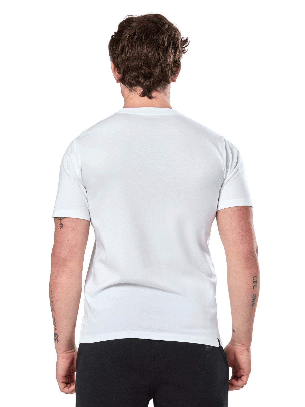 Alpinestars Prevail CSF Tee, maglietta a maniche corte, bianca, vista posteriore, indossata con pantaloni neri, abbigliamento casual motorsport streetwear