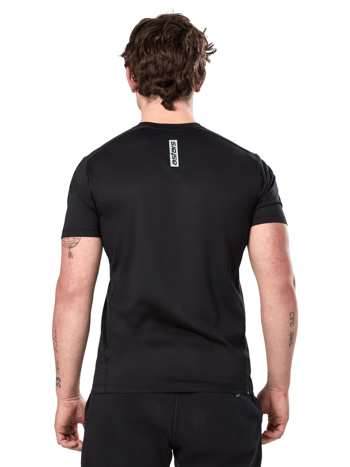 Alpinestars Point Performance Tee, maglietta a maniche corte, nero, vista posteriore su un uomo con stampa verticale della scritta astars sulla parte superiore della schiena, abbigliamento sportivo casual