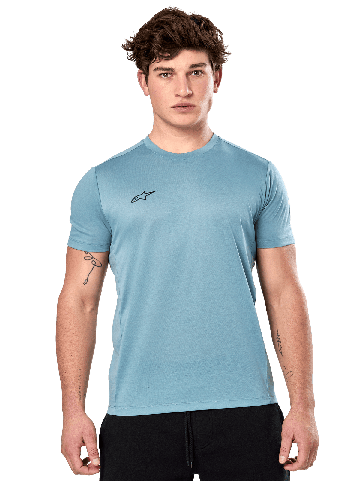 Alpinestars Point Performance Tee, maglietta a maniche corte, Ice Blue, con un piccolo logo nero sul petto, indossata da un modello con pantaloncini neri, abbigliamento sportivo tecnico casual