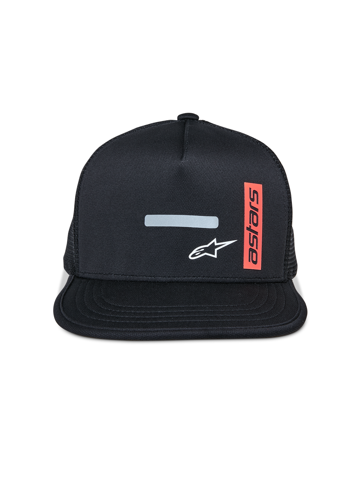 Alpinestars Alter Trucker Hat, cappellino con visiera piatta, nero con retro in rete, barra riflettente frontale e logo a stella bianco, etichetta rossa verticale con testo Astars, abbigliamento sportivo casual motorsport