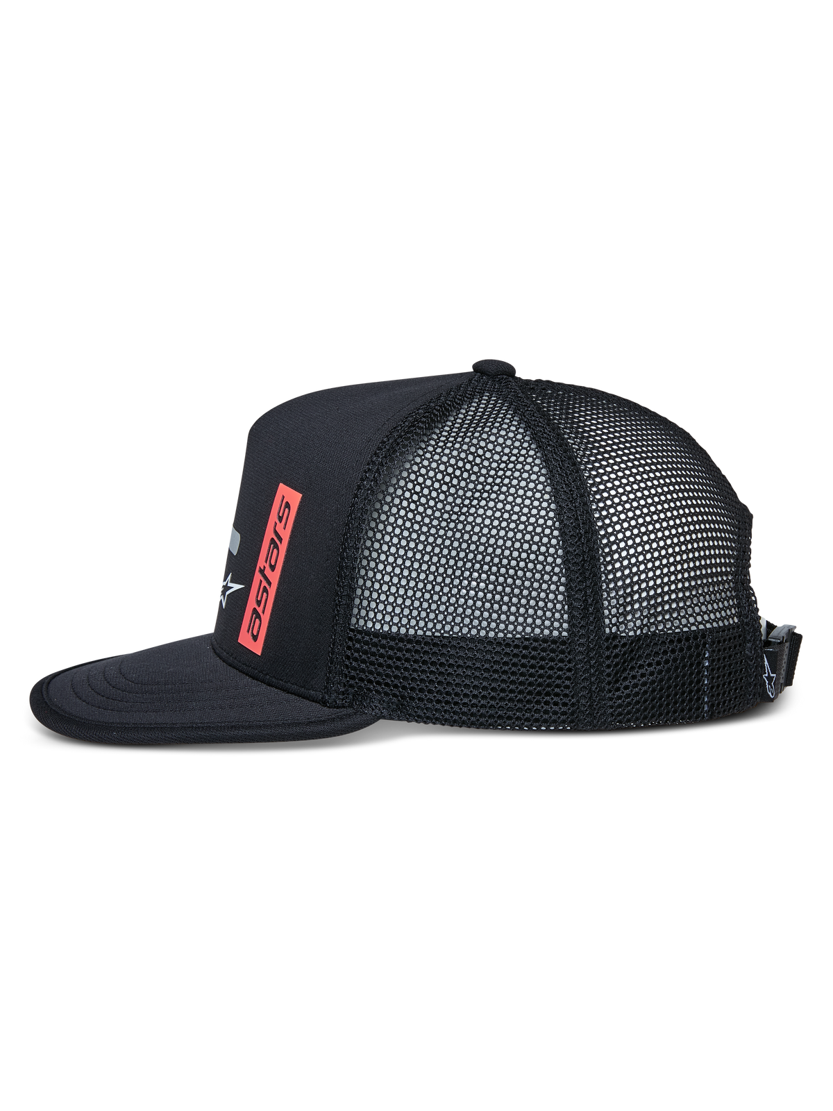 Cappello Trucker Alpinestars Alter, vista laterale, nero, visiera piatta con bordo rilegato, corona strutturata con retro in rete, stampa logo astars verticale rossa, chiusura regolabile con fibbia, cappello sportswear casual