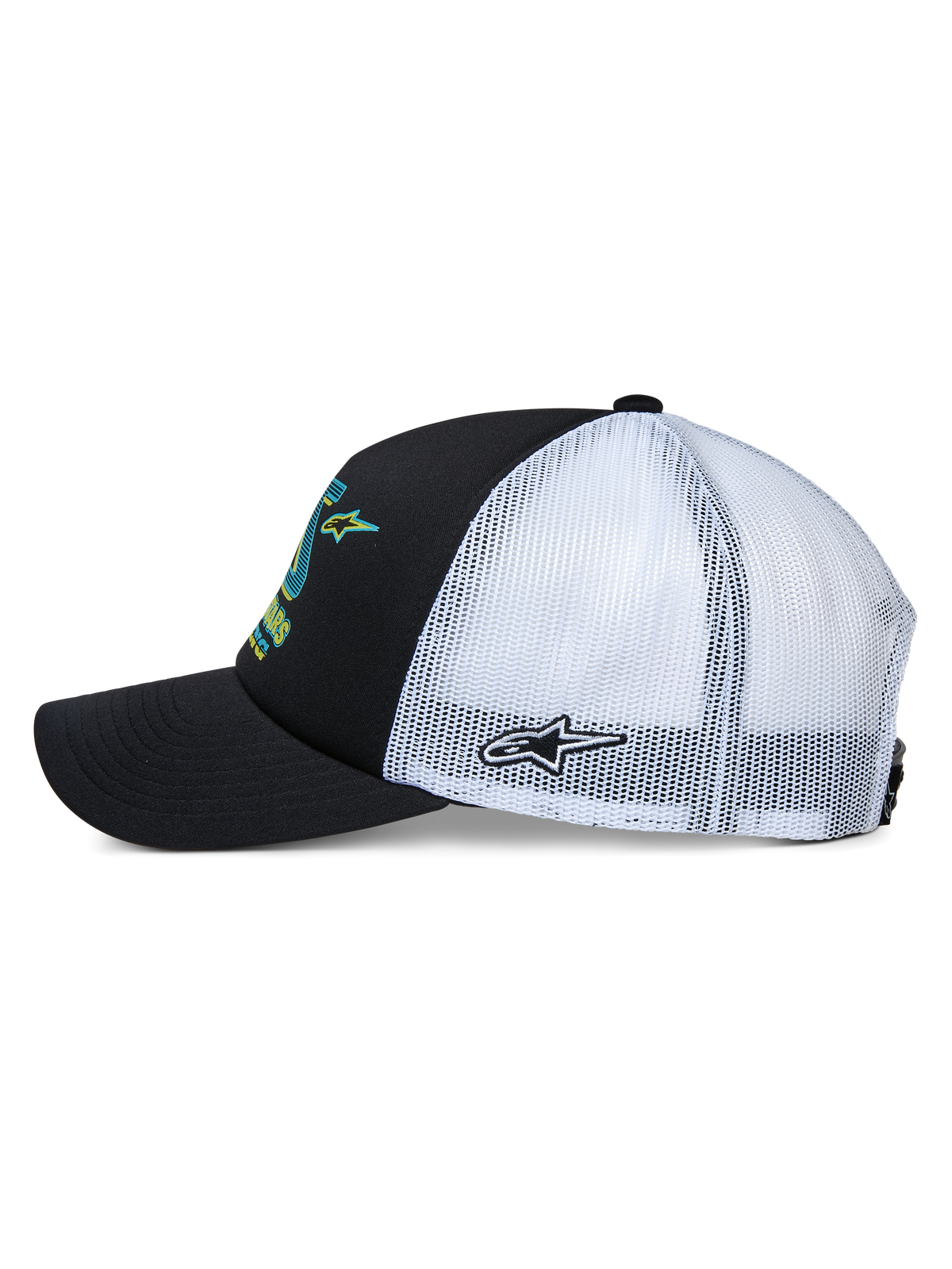 Alpinestars Ayess Trucker Hat, vista laterale, frontale nero e visiera curva con retro in rete bianca, con grafiche frontali colorate e ricamo a stella laterale, copricapo casual ispirato al motorsport